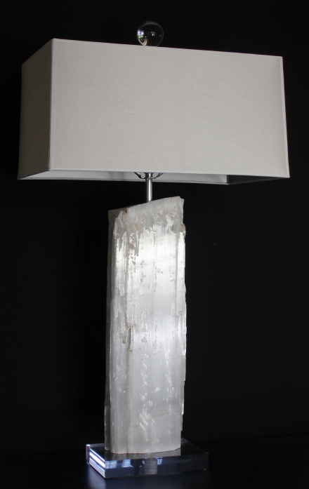 Spar Table Mineral series | SATIN SPAR table lamp on Lucite base. - Empel Collections